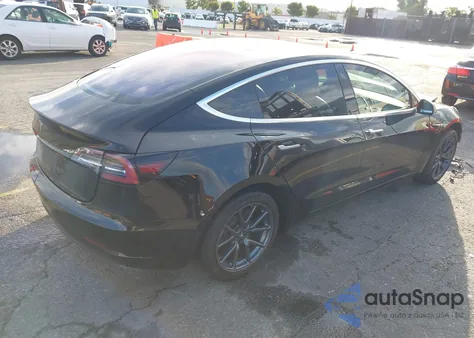 2018 Tesla Model 3 Long Range/Mid Range z USA, uszkodzony, nr VIN 5YJ3E1EA0JF008446